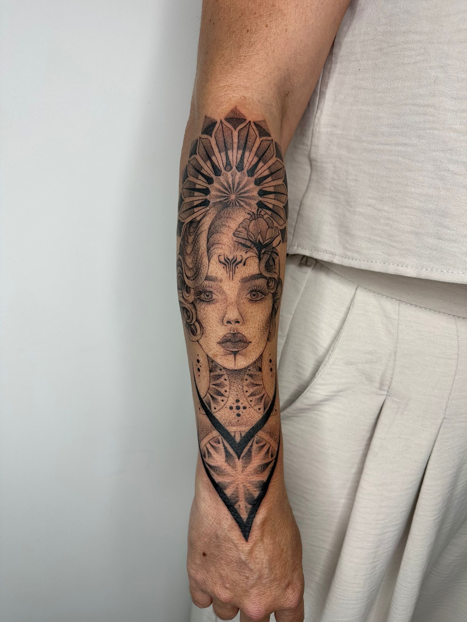 tattoo-dilome-bras-tete-ornemental